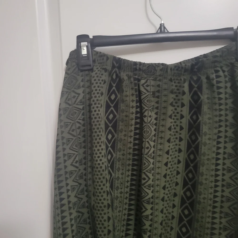 Inis Tribal Geometric High-Low Asymmetrical Skirt Dark Green and Black - Picture 3 of 10